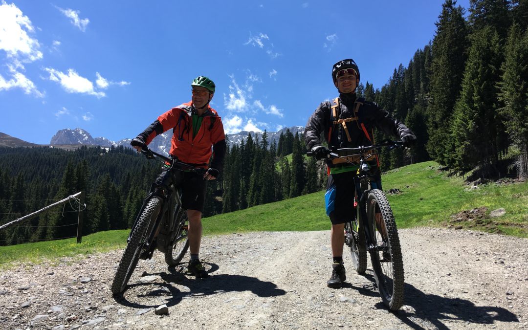 Unterwegs mit dem E-bike auf der Seiser Alm in Südtirol