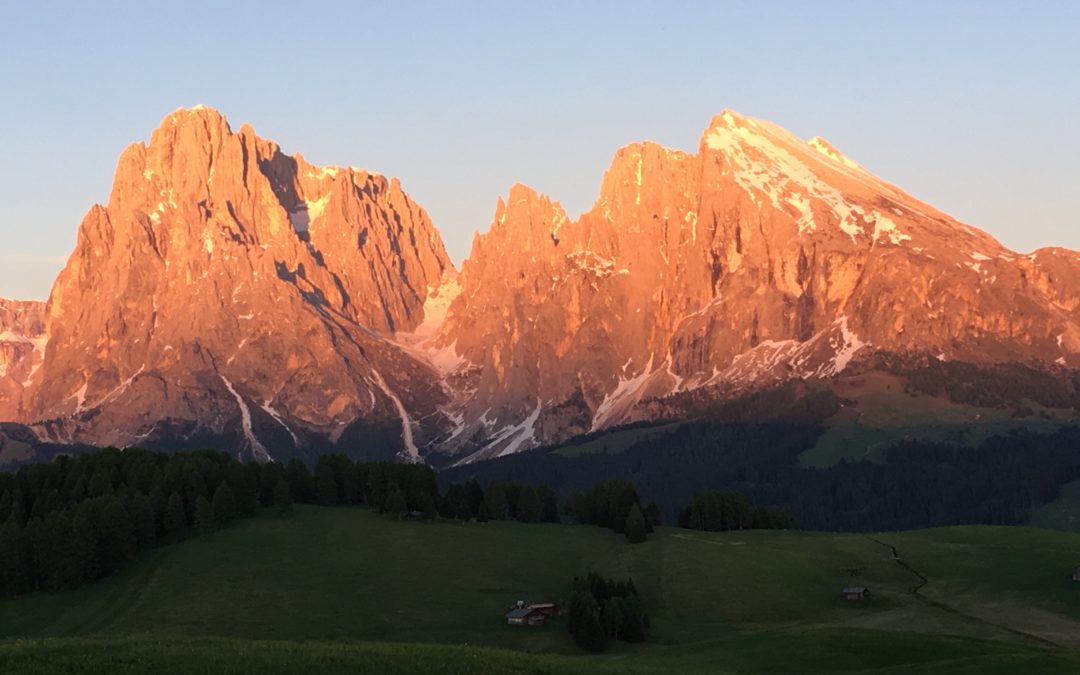 Unterwegs mit dem E-Bike auf der Seiseralm in Südtirol